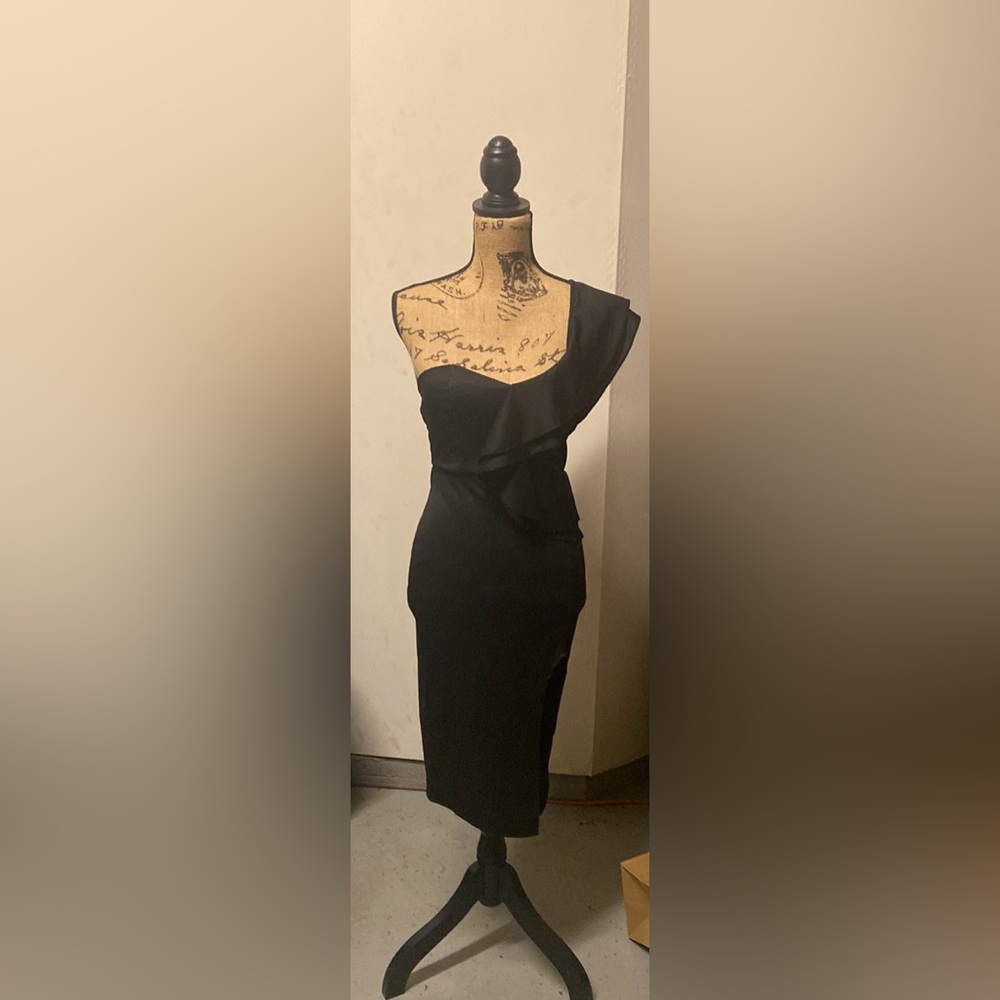 Black one shoulder bodycon dress
